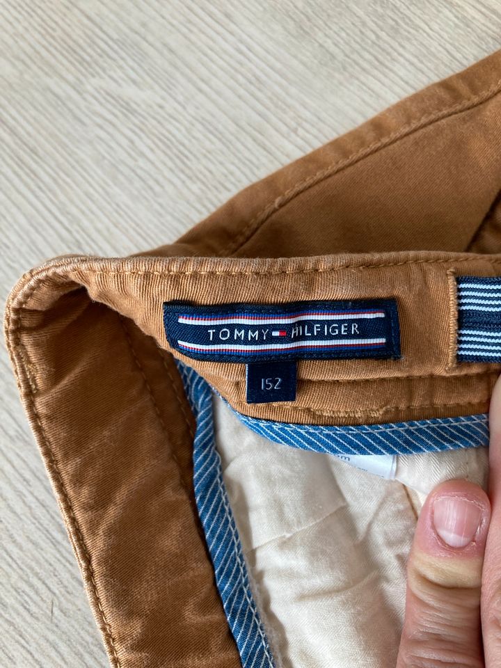 Hose für Jungs, Tommy Hilfiger in Größe 152, braun in Beckingen