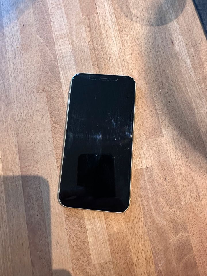 iPhone 11 64 GB in Gelb in Kerpen