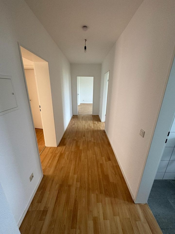 Kernsanierte 4 Zimmer Wohnung in Düsseldorf Reisholz auch als WG in Düsseldorf