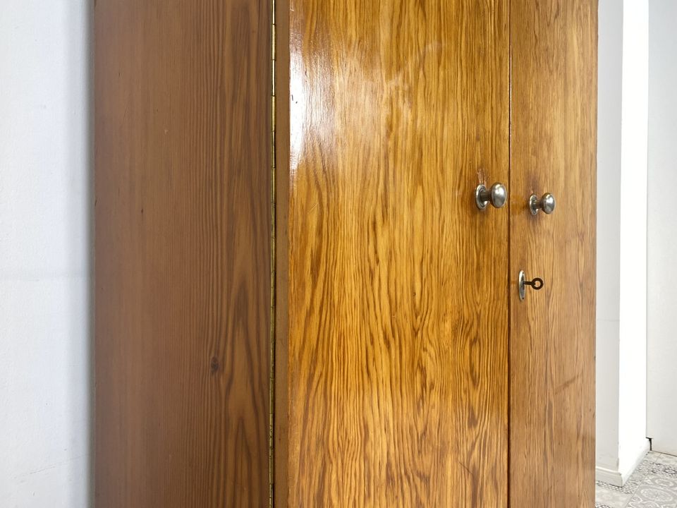 WMK Schlichter und sehr gut aufgeteilter antiker Kleiderschrank , vollholz, vermutlich Marke Eigenbau aus dem Kloster St. Gabriel # Schrank Wäscheschrank Schlafzimmerschrank Garderobe Wardrobe Vintage in Berlin