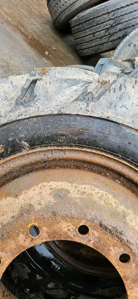 Bagger Reifen mit Felgen in Roßwein