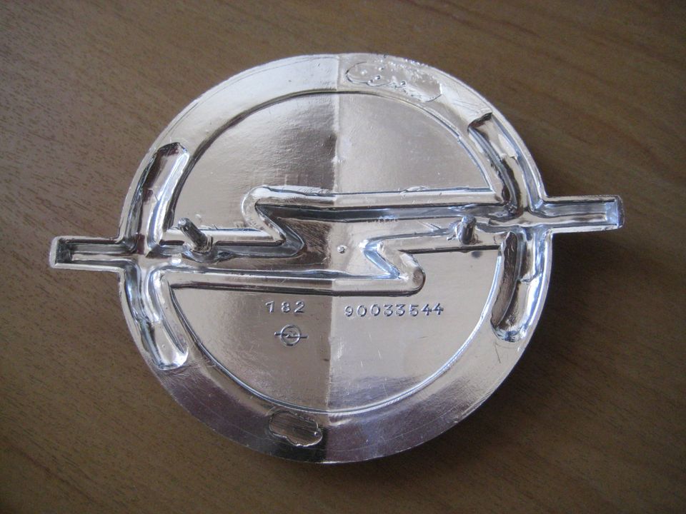 Opel Commodore C Rekord E Logo Emblem Kühlergrill GM 90033544 NEU in Bochum