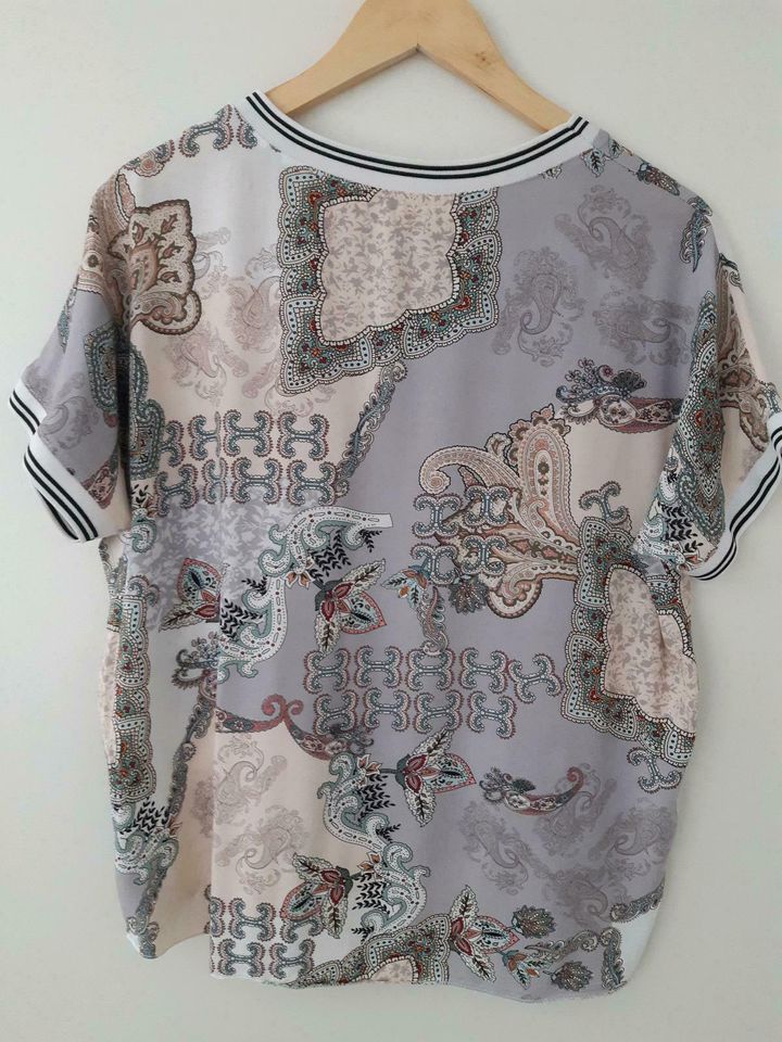 Shirt Bluse Damen grau beige gemustert Größe M in Edewecht