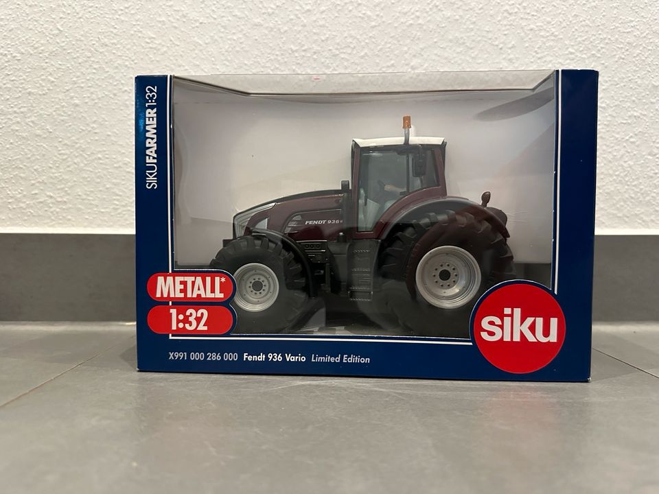 Sondermodell von Siku 1:32 Fendt 936 in der Farbe ,,Bordeaux rot in Bückeburg