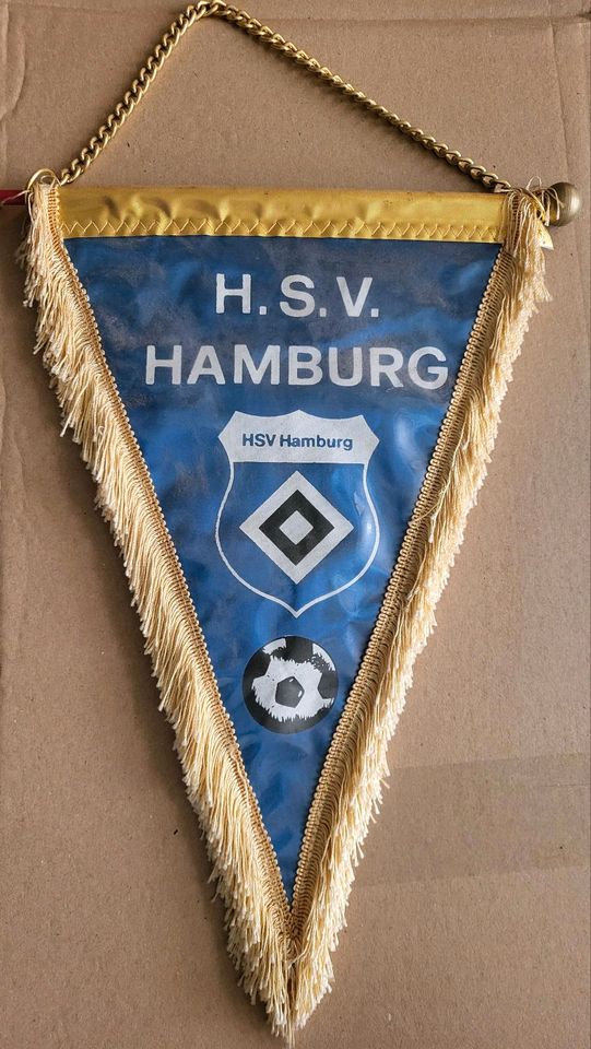 Wimpel HSV Hamburg und FC St.Pauli in Magdeburg