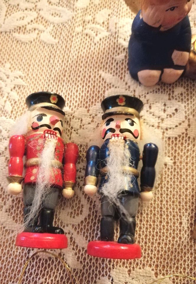 Konvolut schöne alte Weihnachtsdeko Nussknacker Anhänger usw in Hungen