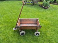 Süßer Bollerwagen zu verkaufen. Schöne Gartendeko Niedersachsen - Wolfsburg Vorschau
