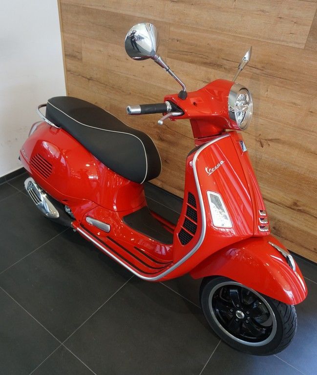 Vespa GTS 300 Super HPE / Topzustand ! in Winhöring