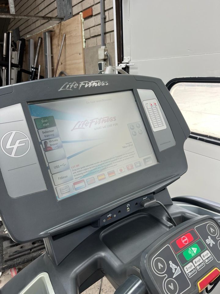 Life Fitness 95T Engage Treadmills/ Laufbänder in Bocholt