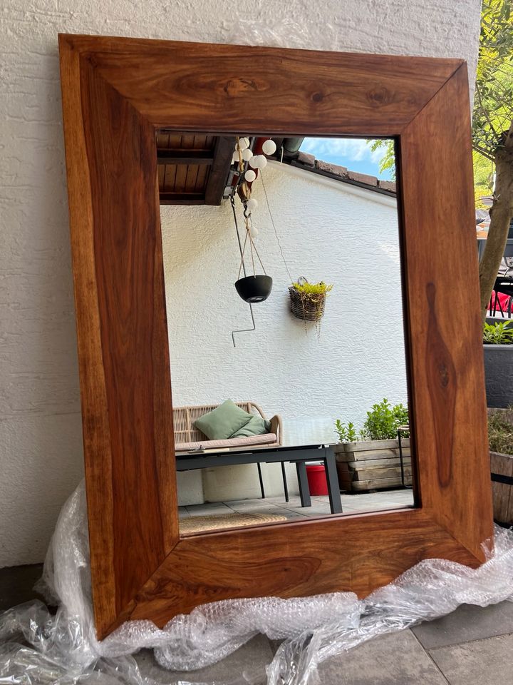 Spiegel mit Holzrahmen in Plettenberg
