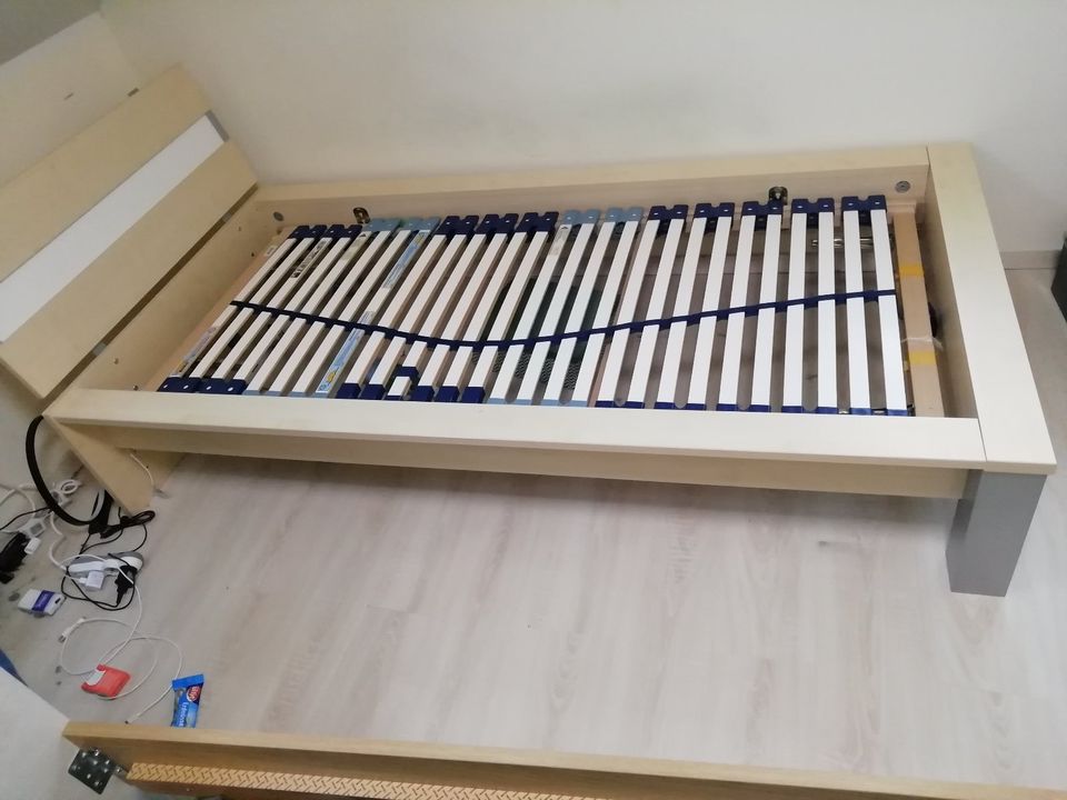robustes Bett 90 x 200 mit Lattenrost in Grüna (Sachsen)