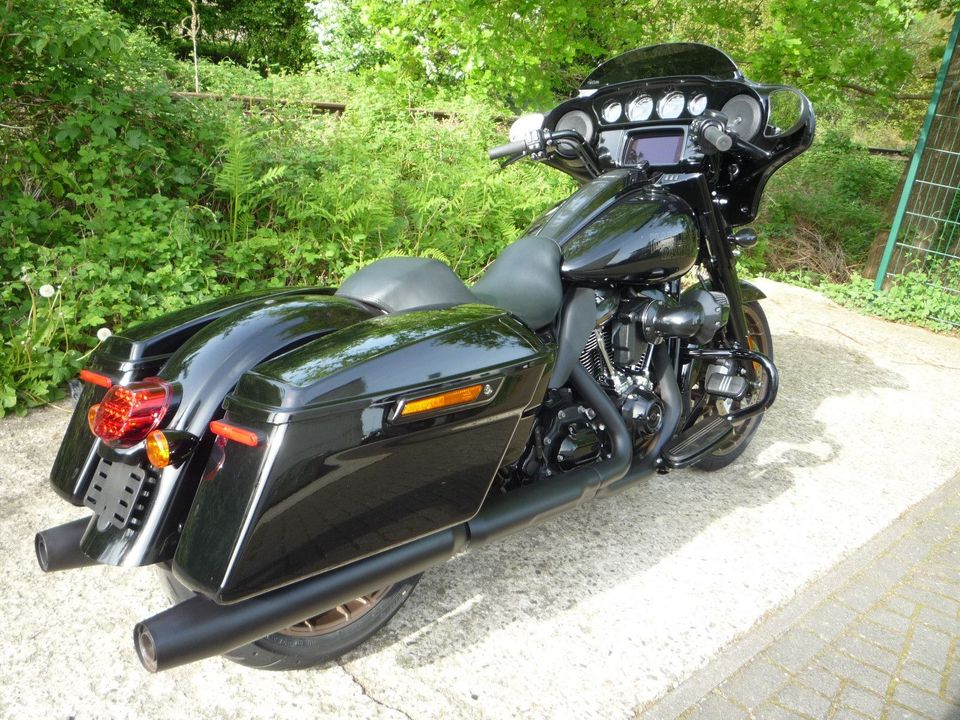 Harley-Davidson STREET GLIDE ST  117 FLHXST 5HD neuwertiger Zust in Bocholt
