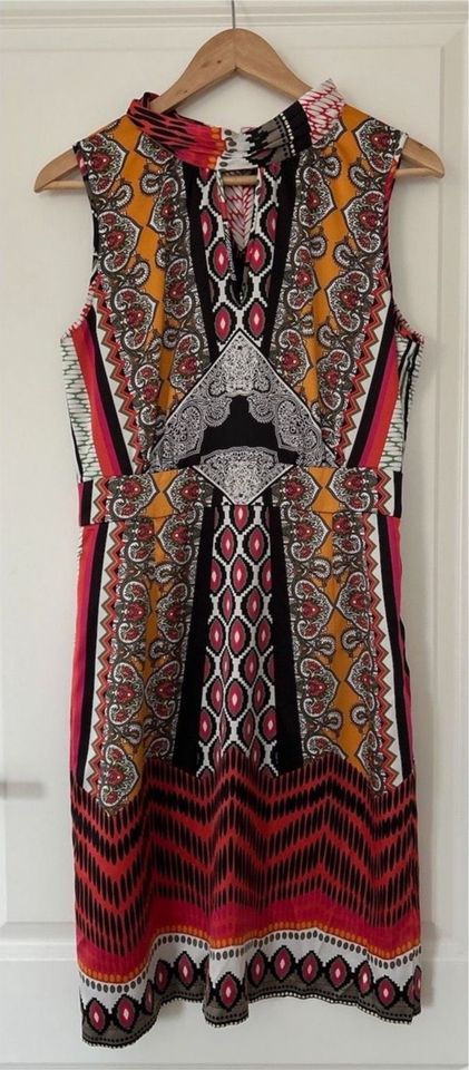 Comma Kleid Etuikleid Sommerkleid Gr. 36 rot gemustert neuwertig in Emskirchen