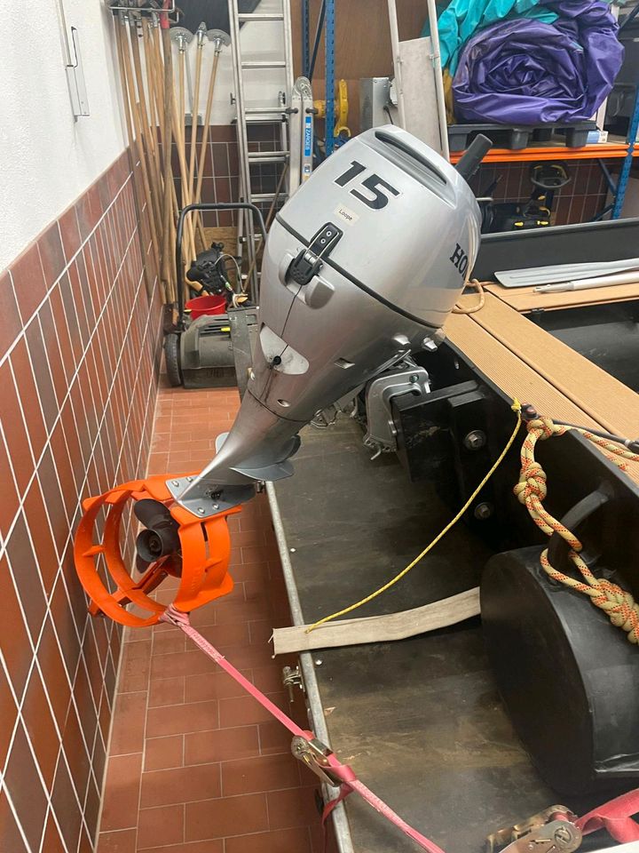 Festrumpfboot mit Außenbordmotor und Anhänger/Rettungsboot in Engelskirchen