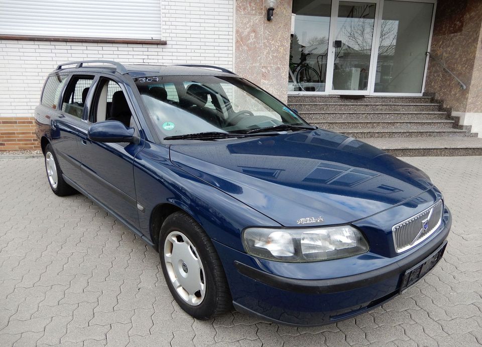 Volvo V 70 Kombi 2.4 in Neitersen