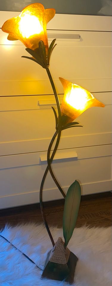 Stehlampe ca. 95 cm hoch mit 2 Lampen in Blütenform in Herne