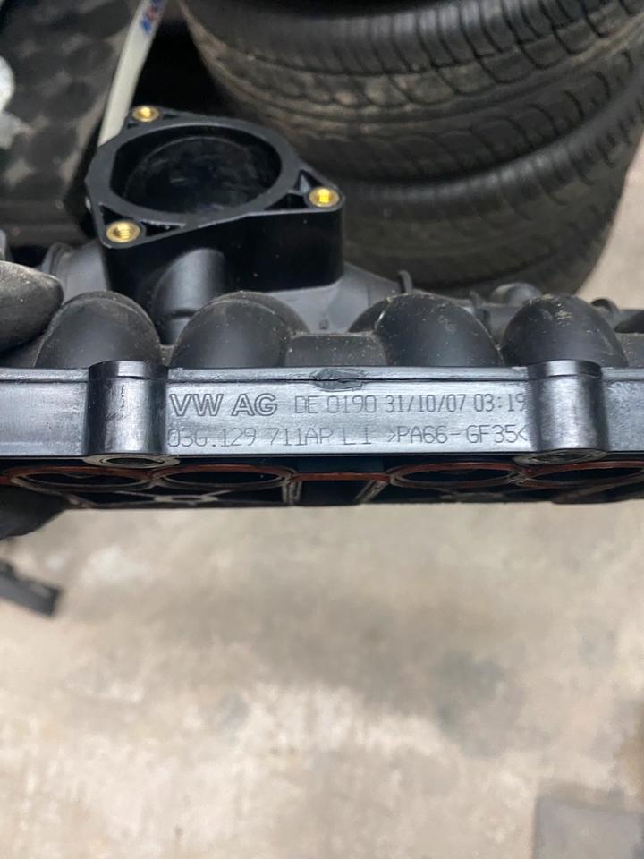 VW Audi Saugstutzen Saugrohr Luftzufuhr Motor Ansaugbrücke in Lüdenscheid