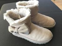 UGGs Ugg Boots Schuhe Stiefel Damen Schleife grau Größe 39 Bayern - Kitzingen Vorschau