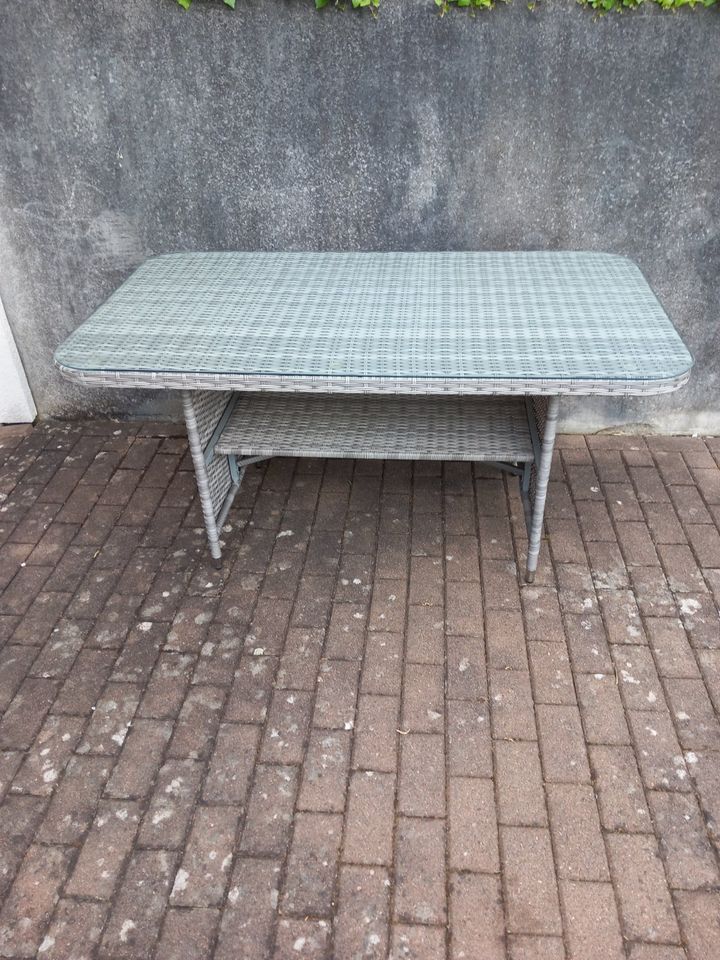 Rattan Tisch zum verkaufen. in Meinhard