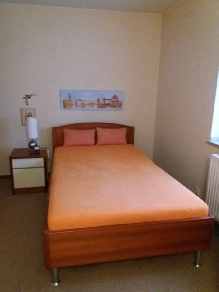 Schlafzimmer: Bett, Nachtschrank, Kleiderschrank in Buchholz in der Nordheide
