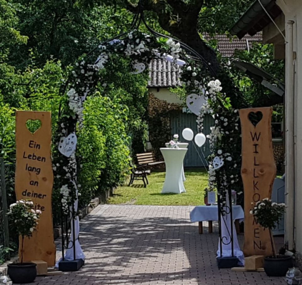 Hochzeit *Verleih* Floristik Traubogen Kirche freie Trauungen in Bad Bocklet