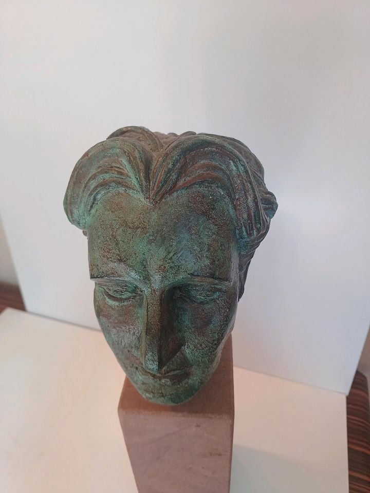 Bronze Kopf mit Stein in Krefeld