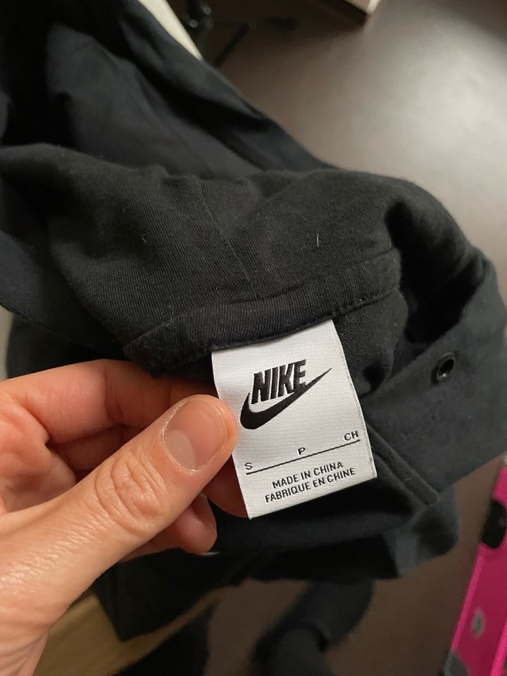 Nike Hoodie/Kastenform, schwarz, Größe S in Leipzig