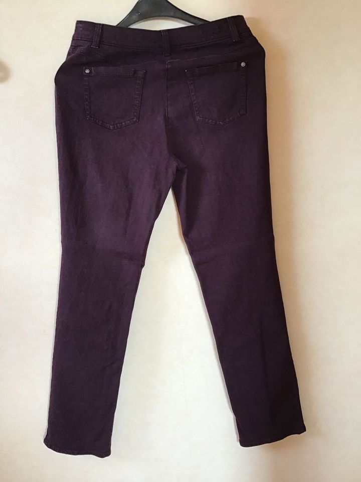 Gerry Weber - Damen Jeans - Romy - Gr. 42 - Farbe Aubergine  lila in Garbsen