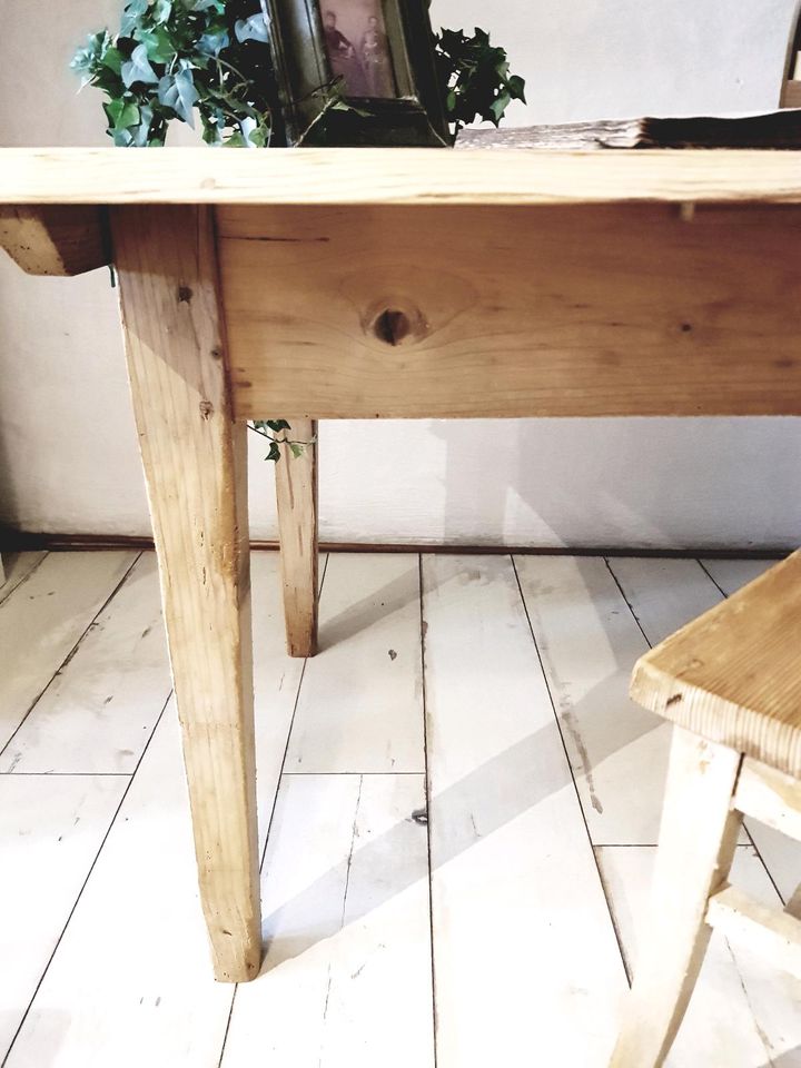 Alter antiker Tisch Küchentisch Schreibtisch Esstisch mit Stuhl in Niederalteich