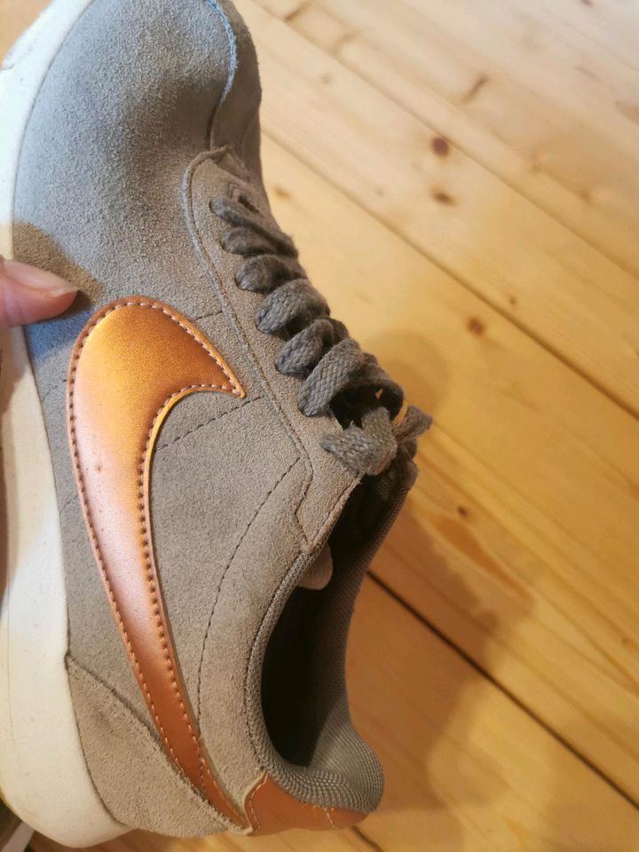 Nike Sneakers Rosh in taupe Wildleder mit rosegold metallic in Breuberg