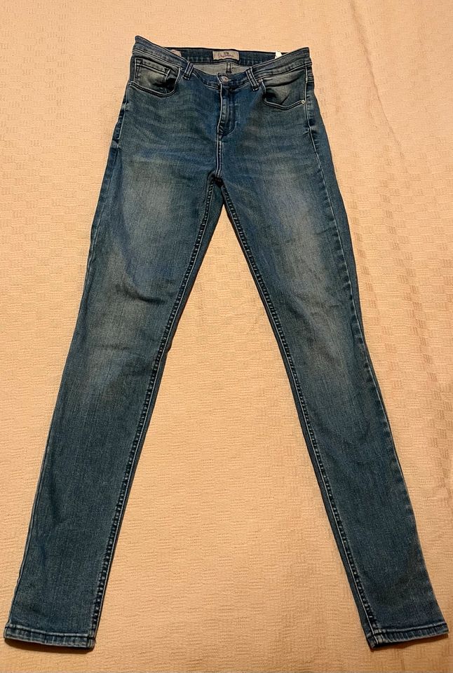 Jeans „Amy“ 29 in Düsseldorf