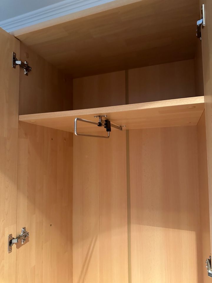 Garderobe plus 2 Kleiderschränke, Kommode, Spiegel - 6-teilig in Wolfsburg