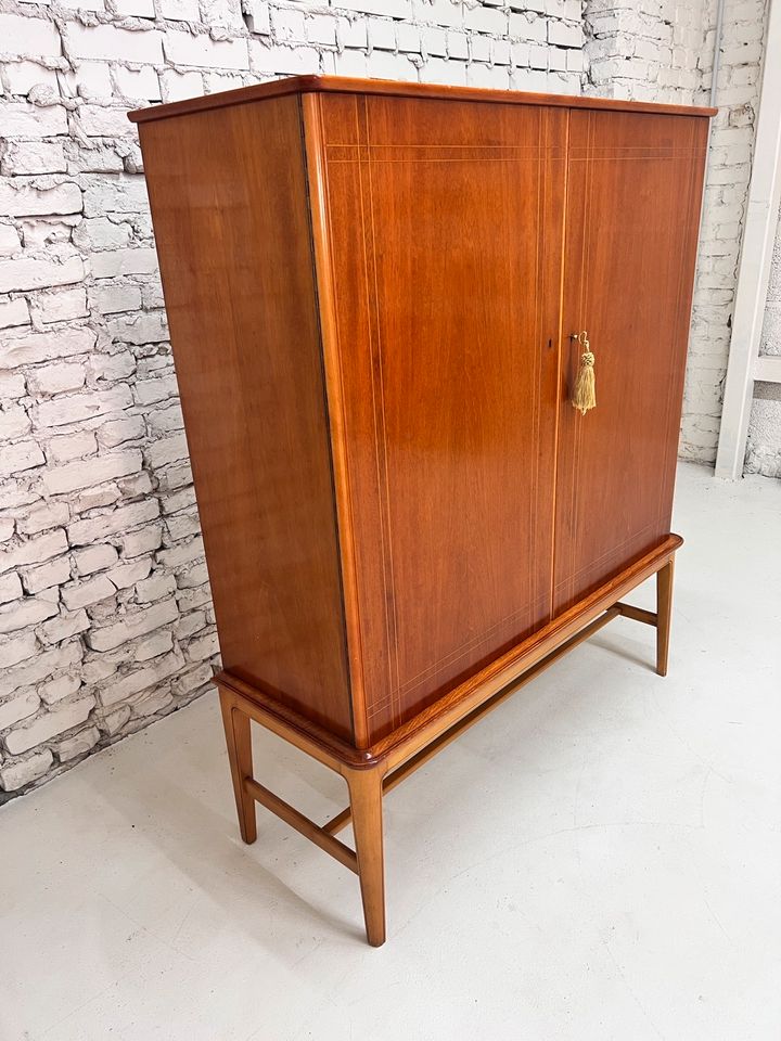 Kleiderschrank / Geschirrschrank mit Lieferung: 40er/50er Schweden Vintage Antik Wohnzimmerschrank Wäscheschrank Schubladen Teak Mid Century Design rar selten in Berlin