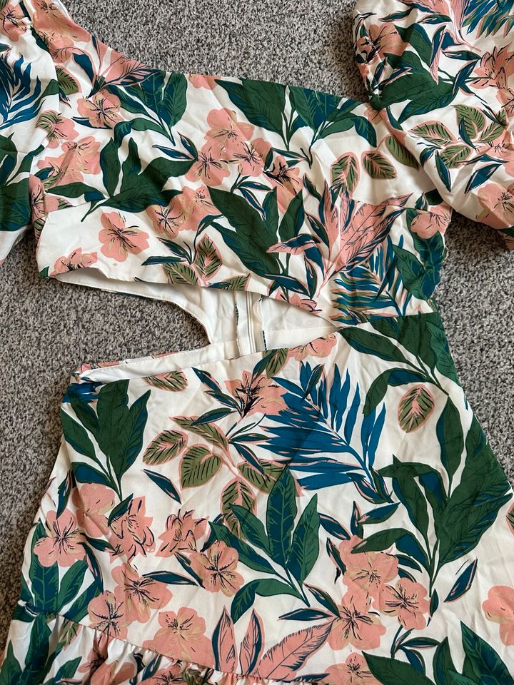 SHEIN VCAY Kleid mit Blumen Muster und Laternenärmel in München