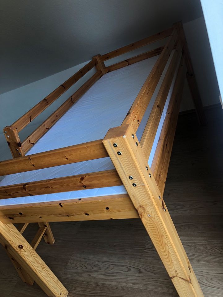Möbel Kinderzimmer Kinderbett Hochbett Kinder Matratze Lattenrost in Bergneustadt