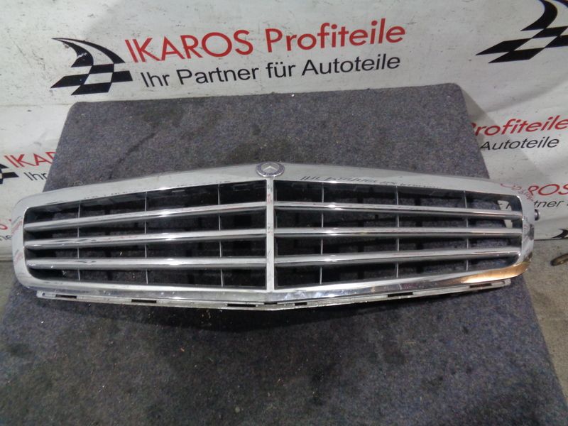 Mercedes C-Klasse W204 Kühlergrill Grill Frontgrill  - beschädigt in Bruchsal