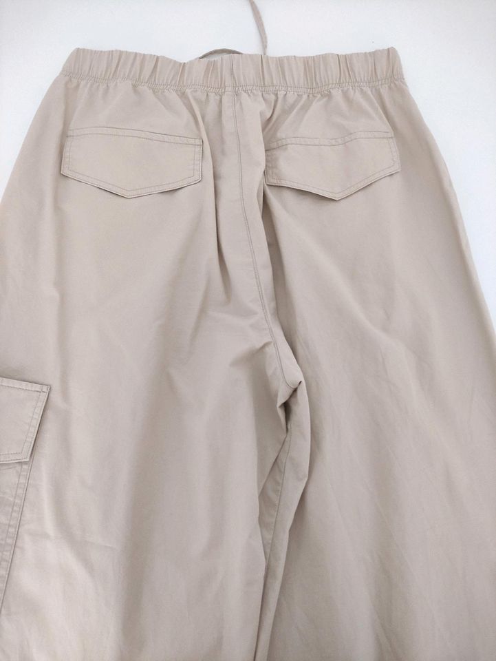 Zara Cargo Hose Beige weit geschnitten in Wuppertal