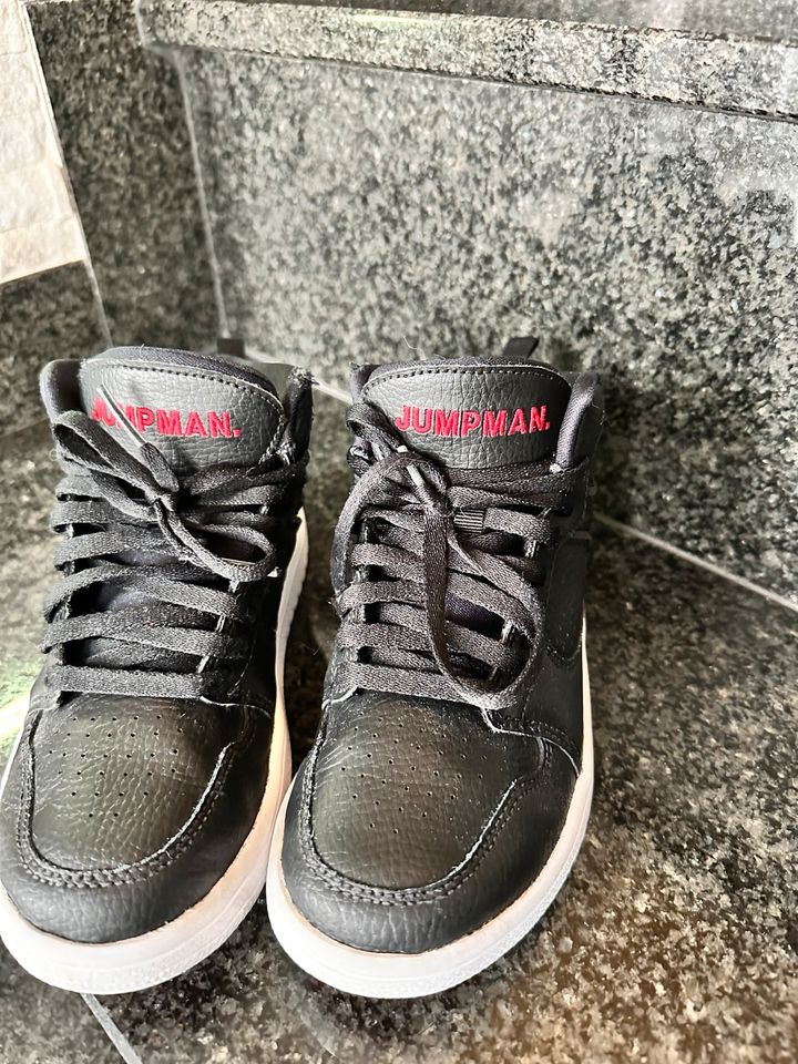 Kinderschuhe Jordan Jumpman in Größe 32 in Bokensdorf