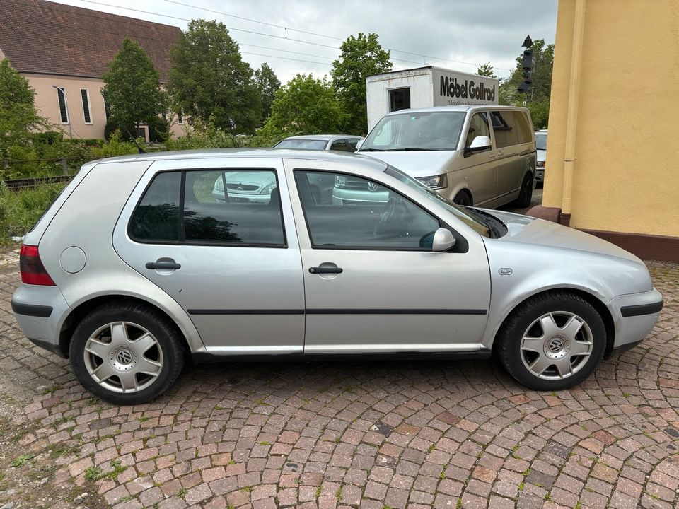 Volkswagen Golf 1.6 Automatik Edition 101 PS Klimaautomatik Tüv in Donaueschingen