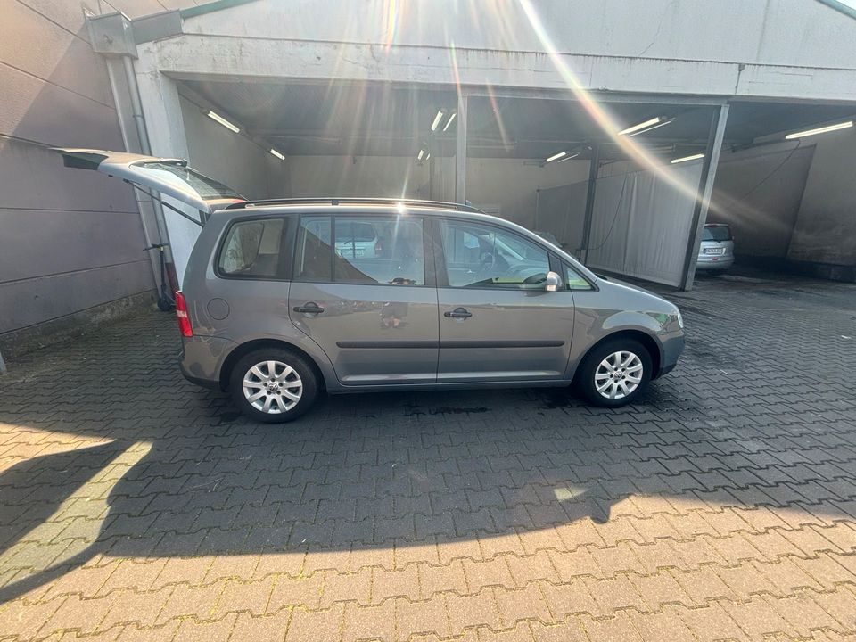 VW TOURAN 1,6 BENZIN in Mönchengladbach