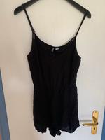 Jumpsuit kurz mit spitze Gr. 38 Niedersachsen - Rinteln Vorschau