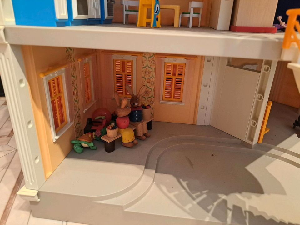 Playmobil Großes Puppenhaus Wohnhaus mit Zubehör in Siegbach