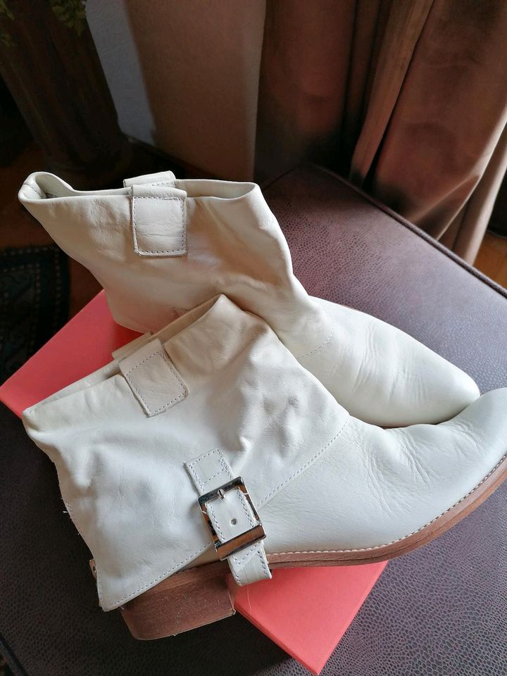 Cremefarbene Leder Stiefeletten in Baudenbach