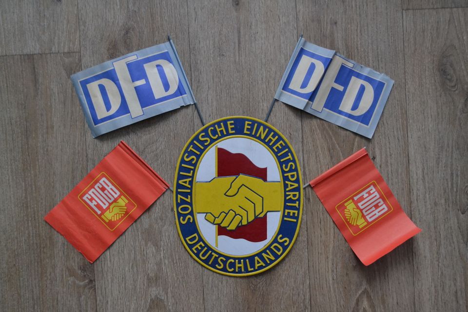 Original DDR Schild Sozialistische Einheitspartei + Fahnen in Seevetal