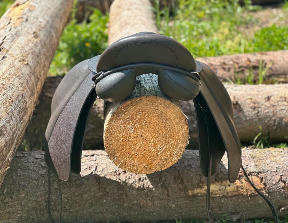 Kurzer breiter Sattel | 14 Tage Test | SONDERPREIS❣️Ratenzahlung | Isländer Haflinger Tinker Noriker Friesen Konik Pferde Stute Wallach Hengst Isländersattel Islandsattel Töltsattel Tölt Dressur 17,5“ in Pressig