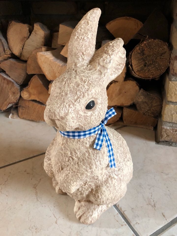 Ostern: Großer Hase aus Keramik in Flensburg