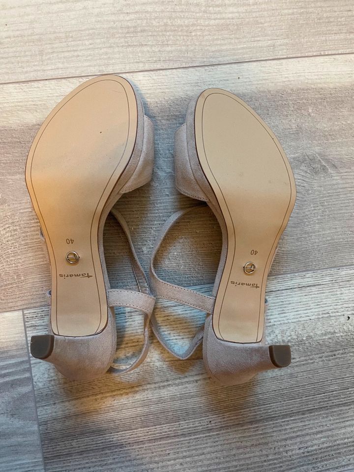 Tamaris Sandaletten beige 40 NEU in Niedenstein