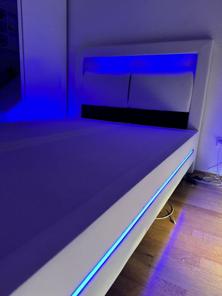 Bett mit LED Beleuchtung in München