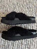 NEU UGG fuzz sugar cross slide black Gr.41  Schlappen Hausschuh Nordrhein-Westfalen - Salzkotten Vorschau
