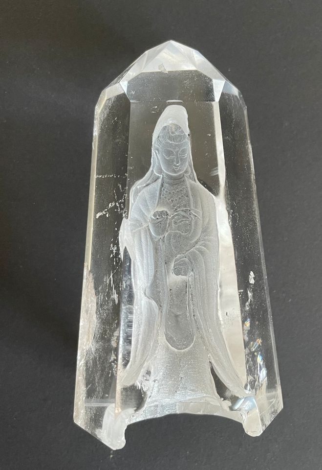 Reverse Intaglio gravierter Bergkristall Motiv Guanyin (Guānyīn) in Senden